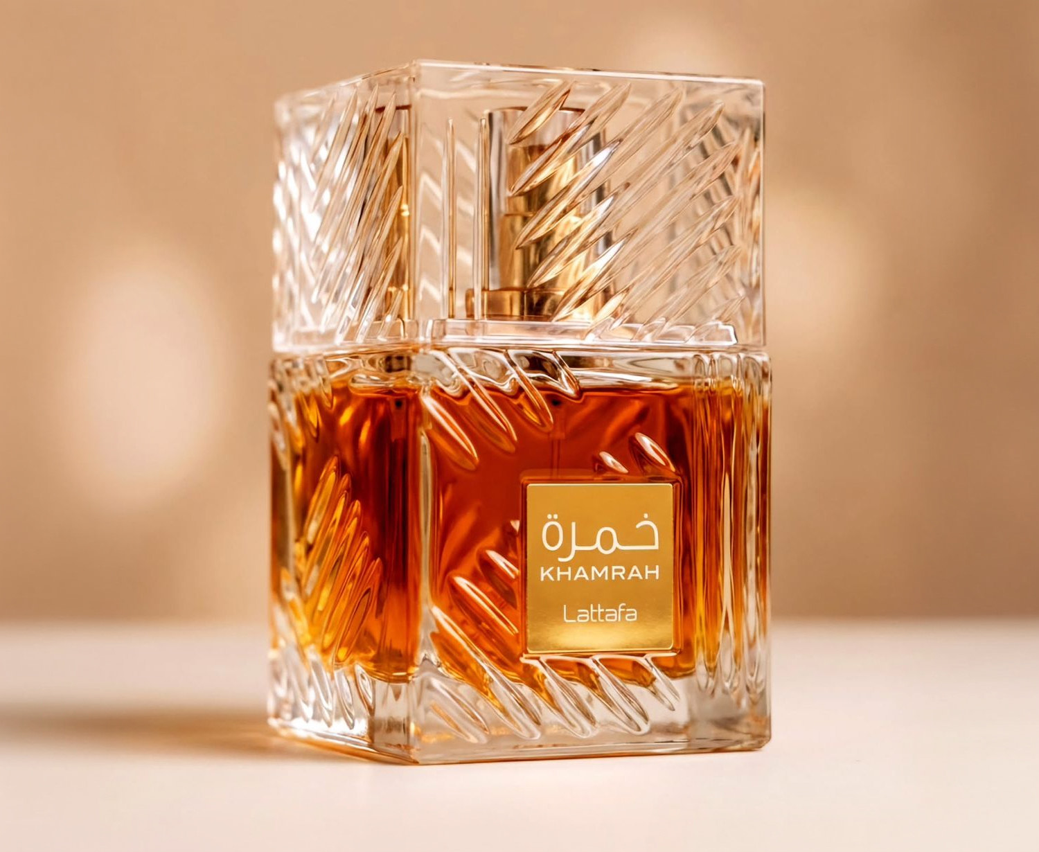 Parfum Khamrah de Lattafa, flacon en verre taillé et jus ambré
